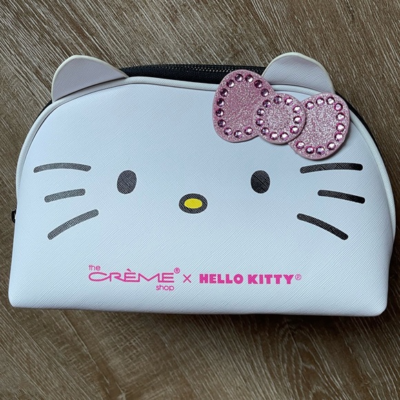 The Crème x Hello Kitty collab cosmetic bag - Picture 1 of 3